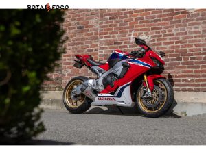 Silencioso AT2 Yoshimura USA. 12202bp521