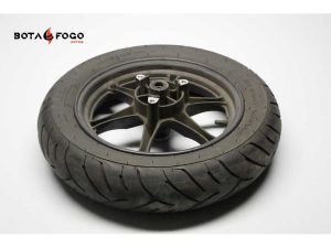 Rueda delantera llanta en buen estado general en color negro mate grisáceo original, neumático también en buen estado incluido en el precio. C2E005