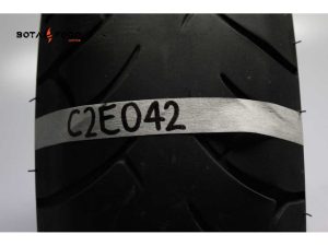 Rueda trasera llanta en muy buen estado, neumático con vida útil. C2E042