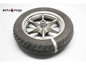 Rueda delantera llanta en muy buen estado, neumático con vida útil. C2E046