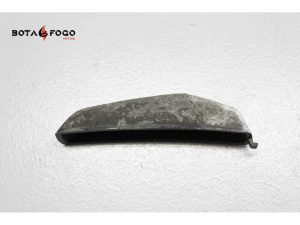 Tapa plástico embellecedor carenado DEL frontal deflector lateral válido tanto para el lado IZQ como para el DCH , desperfecto apreciable en las fotos.
P3Z023