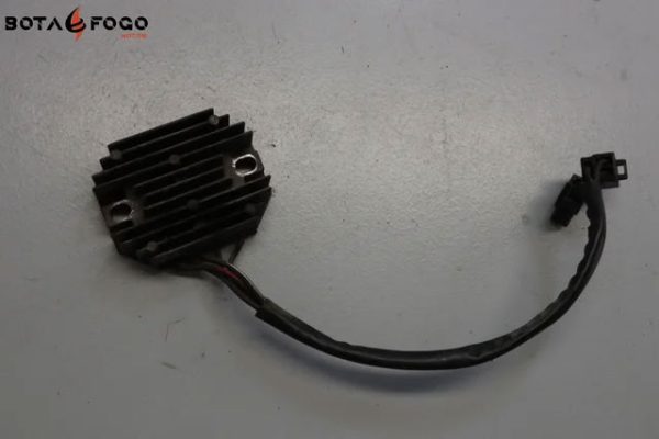 Regulador rectificador intensidad voltaje corriente sistema eléctrico original y en buen estado E3C006